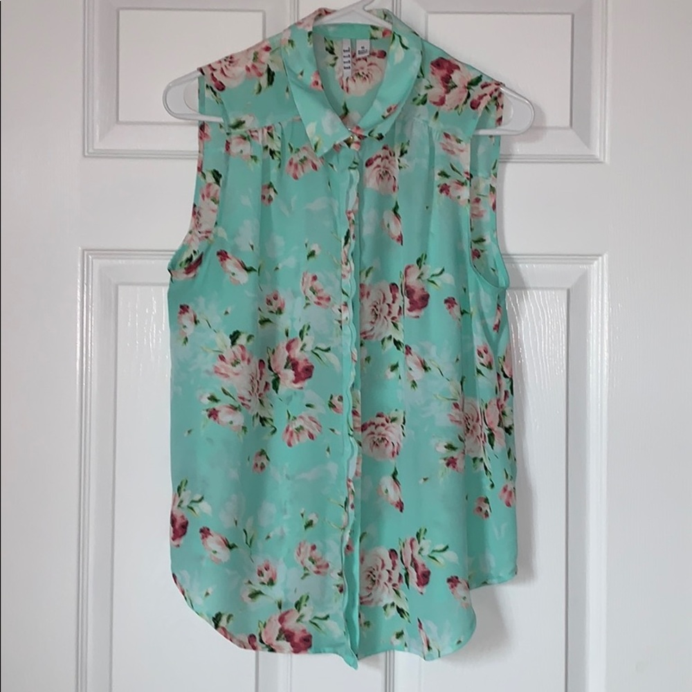 Elle Sleeveless green floral scalloped front top